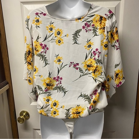 NWT Express Medium Floral Bodysuit - Picture 3 of 5